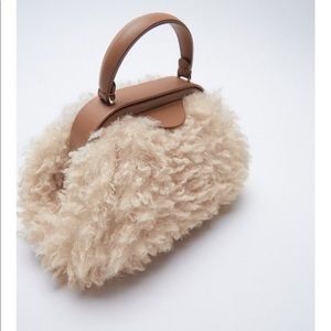 FAUX SHEARLING CROSSBODY BAG
BEIGE - REF. 6571/610